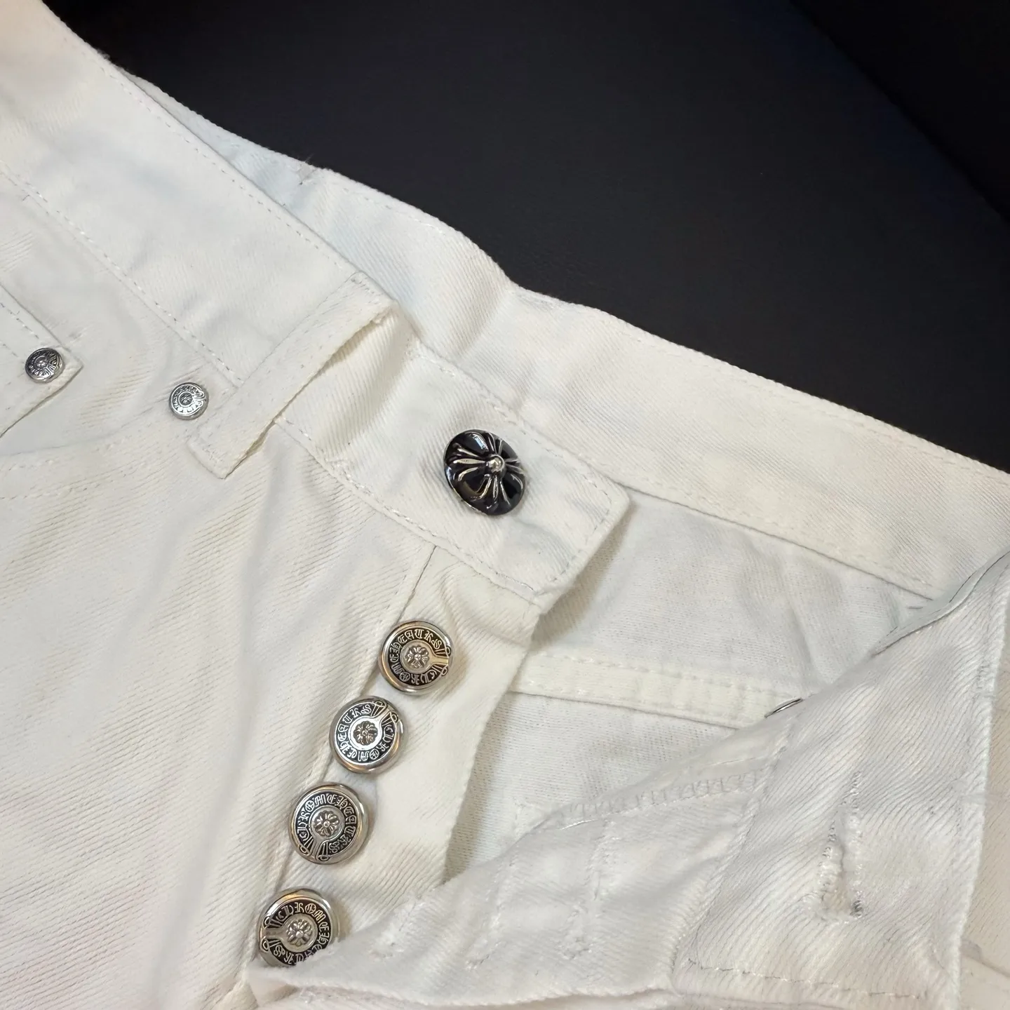 P300 Style number: D297 Chrome Hearts White Ox King Size: 28, 30, 32, 34 (S-XL) Color: White Size reference: Pants length 100 102 104 106 106 Waist 72 76 80 84 88 Recommended weight S (about 110 pounds) M (about 120 pounds) L (about 140 pounds) XL (around 165)